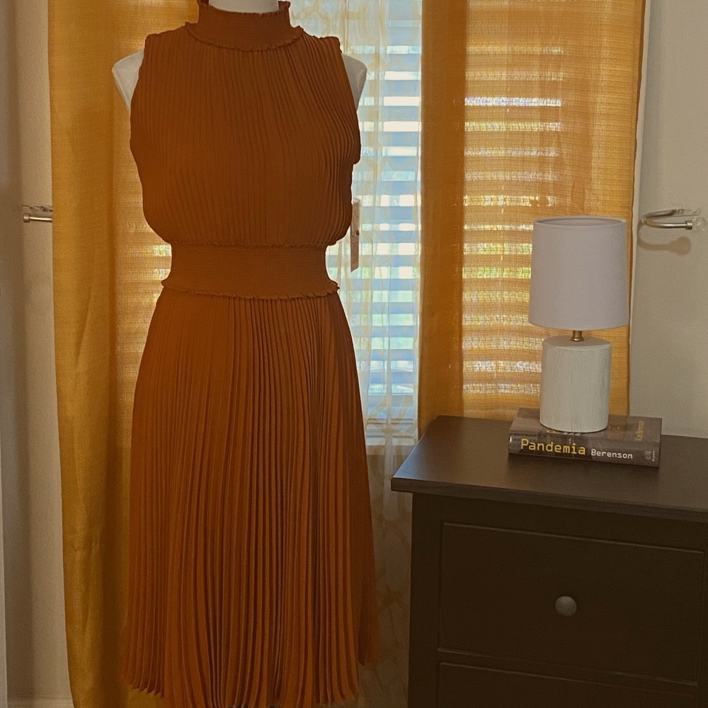 New !!! Gorgeous Nanette Lepore Midi Pleated Dress Size 4